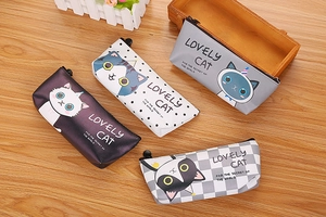 Détail de quatre trousses créatives à motifs de chat avec fermetures éclair