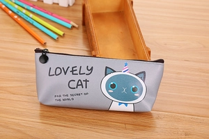 Vue détaillée d'une trousse grise en PU avec imprimé chat sur un bureau en bois
