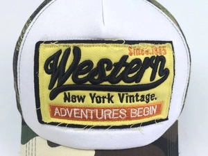 Gros plan sur l'écusson brodé Western sur casquette trucker 3D camo en maille filet