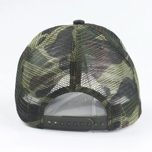 Détail de la fermeture snapback réglable et du filet sur la casquette trucker camouflage