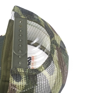 Détail de la sangle réglable et du filet respirant sur la casquette trucker camouflage