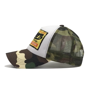 Détail de la casquette trucker vintage avec visière camouflage et patch brodé rétro