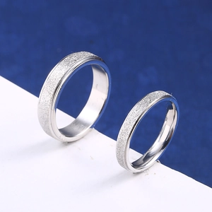 Anelli di coppia in acciaio inossidabile argento con finitura opaca minimalista