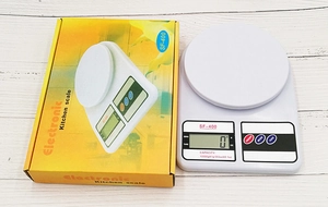 Detail view of SF-400 digital kitchen scale with its 10kg capacity packaging box