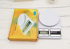 Detailed view of white SF-400 electronic kitchen scale and its English retail packaging