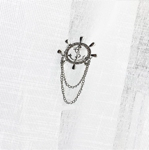 Broche nautique argentée avec gouvernail, ancre, doubles chaînes et strass brillants