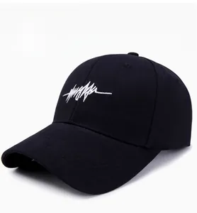 Détail d'une casquette de baseball en coton noir avec broderie artistique blanche