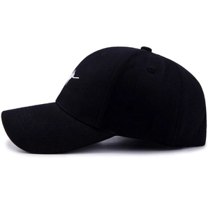 Casquette de baseball classique en coton noir avec broderie blanche et visière courbe