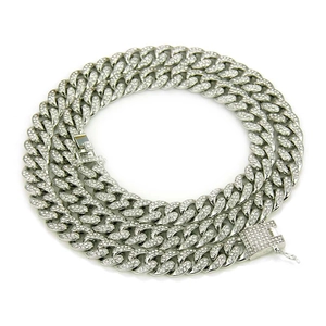 Détail de la chaîne cubaine 13mm sertie de cristaux avec fermoir papillon élégant