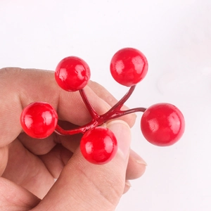 Detaillierte Nahaufnahme von künstlichen roten Beeren für DIY Weihnachtsdeko