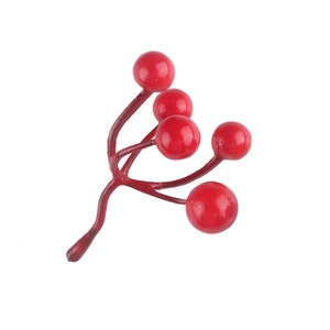 Primer plano de bayas rojas de Navidad artificiales con tallo de cinco cabezas para DIY