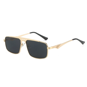 Klassische Herren-Sonnenbrille mit goldenem Metallrahmen und dunklen Gläsern in 45-Grad-Ansicht