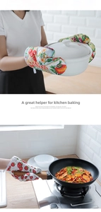 Thickened kitchen oven mitts with fruit pattern protecting hands from hot cookware