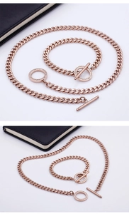 Dettaglio del set gioielli cubani in oro rosa con chiusura a T impreziosita da strass