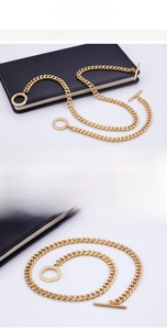 Dettaglio della collana a catena cubana in acciaio placcato oro 18K con chiusura OT