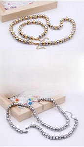 Set collana e bracciale con sfere in acciaio inossidabile lucido in tonalità oro e argento
