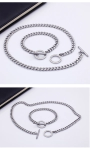 Dettaglio del set catena cubana in acciaio argento con chiusura a T impreziosita da diamanti
