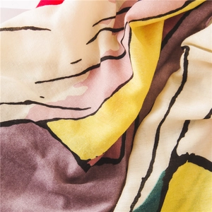 Détail de châle imprimé abstrait avec couleurs vives et texture en coton et lin
