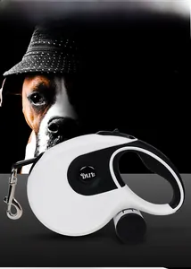 Détail de la laisse rétractable pour chien avec poignée ergonomique et bouton d'arrêt