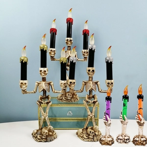 Detail van Halloween LED-skelet kandelaars met glitter schedels en nepvlam verlichting