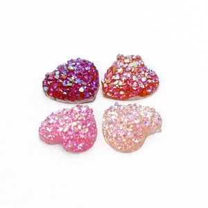 Kleurrijke 12mm hars hart cabochons met glitterafwerking voor sieraden maken