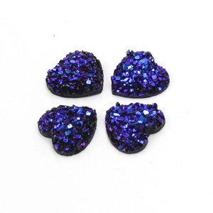 Macro-detail van 12 mm paars-blauwe hartkristallen met glinsterende druzy textuur