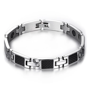Detail eines Magnetarmbands aus Titanstahl mit schwarzen Carbonfasereinlagen und Faltschließe