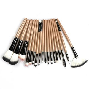 Detailed fan-shaped layout of 18 professional makeup brushes with brown wood handles