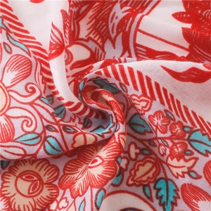 Gros plan sur tissu à imprimé floral ethnique avec motifs mandala et pompons doux