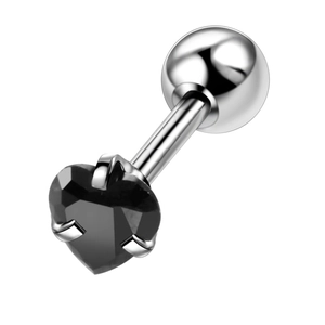 Dettaglio macro di un piercing a cuore con zircone nero e finitura in metallo lucido