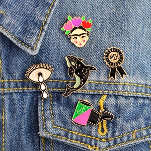Set de 5 pin's en émail avec motifs Frida, baleine et film sur veste en jean