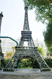 Dettaglio ravvicinato della Torre Eiffel in metallo bronzo con incisione di Parigi