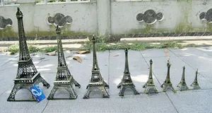 Dettaglio macro di statue in metallo della Torre Eiffel con incisione PARIS e trama a travi