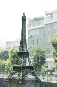 Dettaglio macro della replica della Torre Eiffel in bronzo con incisione Paris su metallo