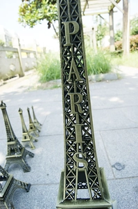 Dettaglio dei modelli in bronzo della Torre Eiffel con incisione per decorazione casa