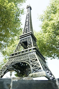 Dettaglio del modello della Torre Eiffel in bronzo con incisione Paris e trama nitida