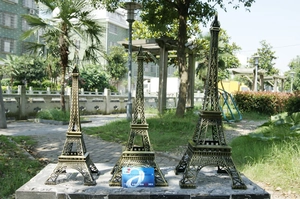 Set di tre modelli di metallo della Torre Eiffel in bronzo con rilievo Paris