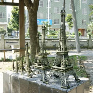 Set dettagliato di modelli vintage della Torre Eiffel in bronzo con rilievo PARIS inciso