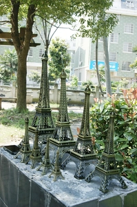 Modellini della Torre Eiffel in bronzo vintage in varie dimensioni su una base di pietra
