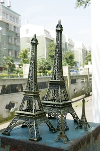 Dettaglio di statue vintage in metallo della Torre Eiffel in varie dimensioni decoro