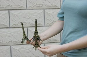 Confronto dettagliato di statue della Torre Eiffel in metallo bronzo vintage in tre misure