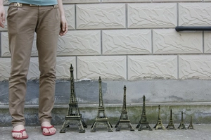 Confronto dimensioni di otto modelli di torre Eiffel in metallo bronzo con scritta Paris