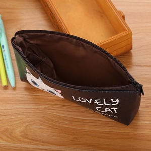 Trousse en cuir PU marron avec motif de chat adorable sur un fond de bureau en bois