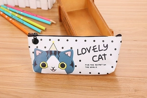 Gros plan d'une trousse chat mignon avec texte Lovely Cat sur fond en bois clair