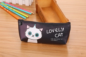 Détail de la trousse noire avec chat mignon et texte Lovely Cat sur un bureau en bois