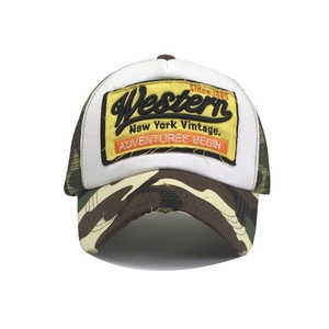 Détail de broderie 3D western sur casquette filet camouflage avec écussons vintage