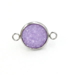 Detail van een paarse druzy hangerconnector in zilveren frame voor DIY-sieraden maken