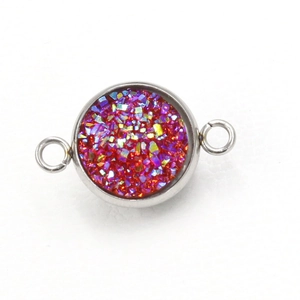 Macro-opname van zilveren ronde connector met rode glitterkristal voor DIY-sieraden
