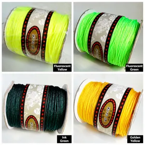 Detailansicht von handgefertigten DIY-Kordelrollen in Neon-Gelb, Grün und Goldfarben