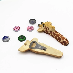 Vue détaillée du décapsuleur girafe en bois sculpté avec partie métallique au dos